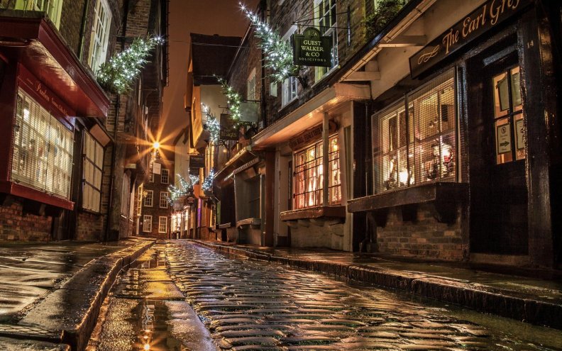 beautiful_side_street_at_christmas_in_england_hdr.jpg