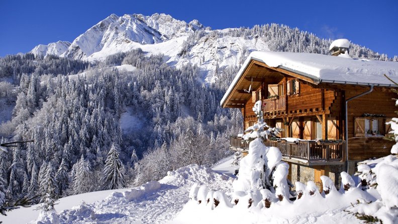 wondrous_chalet_in_the_french_alps_in_winter.jpg