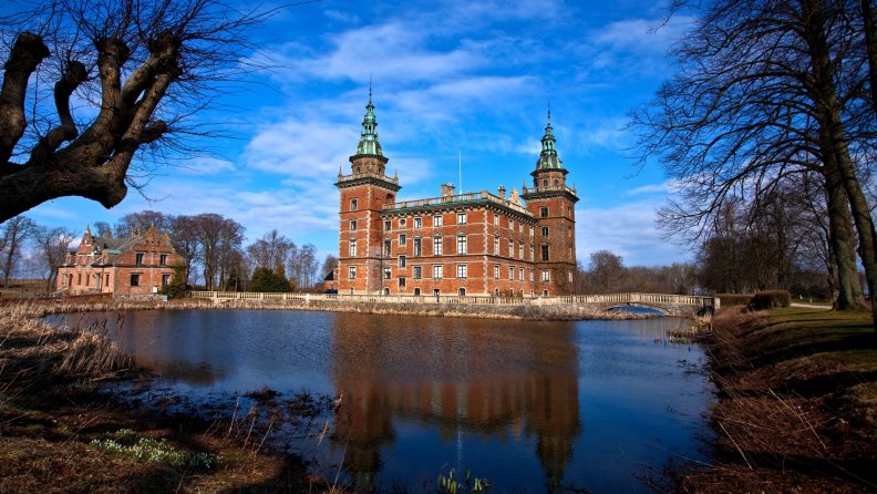 lovely_swedish_castle.jpg