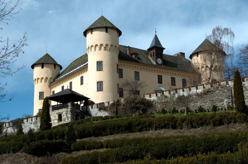 castle_tentschach_klagenfurt_in_austria.jpg