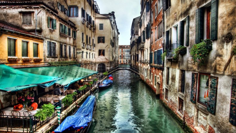 restaurant_on_a_side_canal_in_venice_hdr.jpg