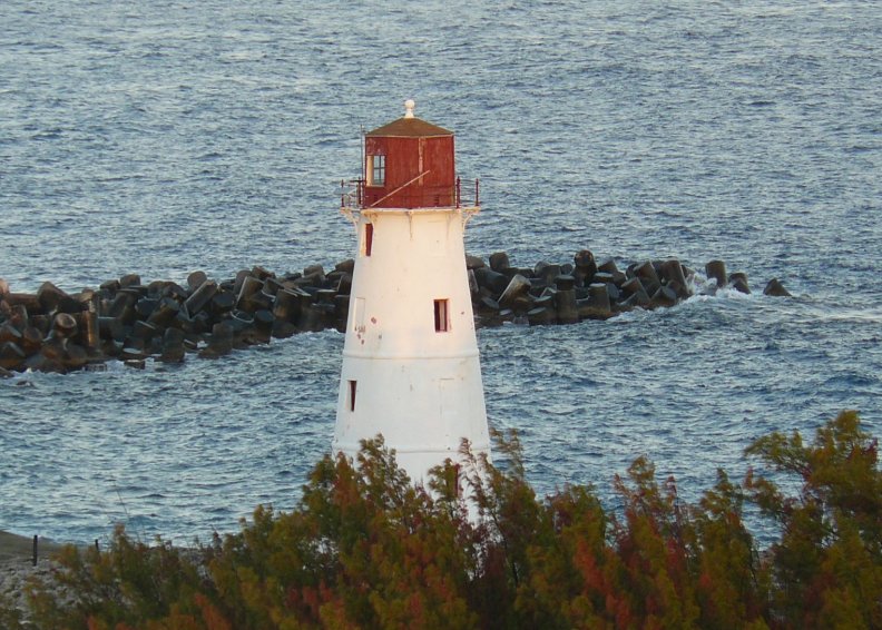 nassau_harbor_lighthouse.jpg