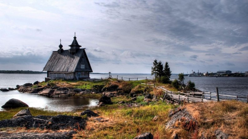 little_chapel_on_a_point_in_the_harbor.jpg