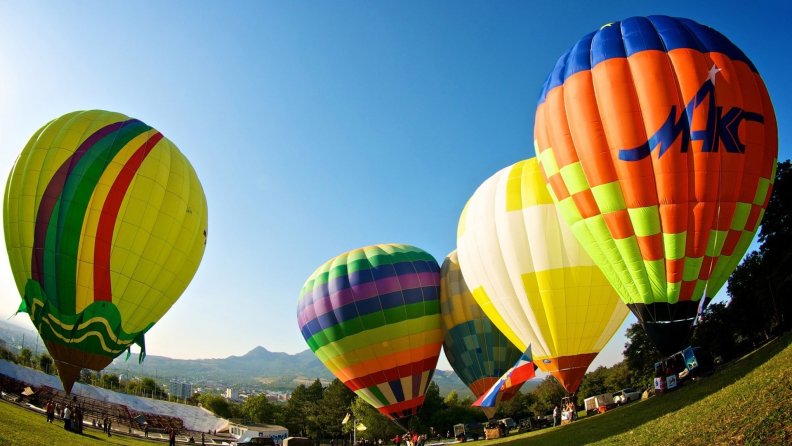 colorful_hot_air_balloons_taking_off.jpg