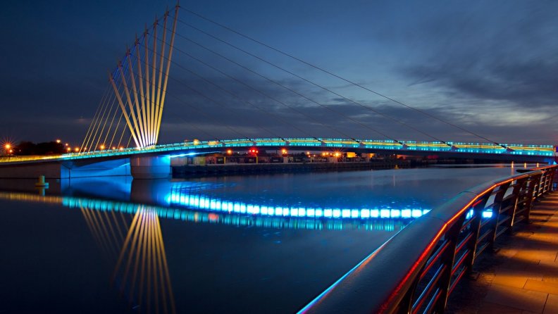 night_view_of_panorama_over_a_bridge.jpg