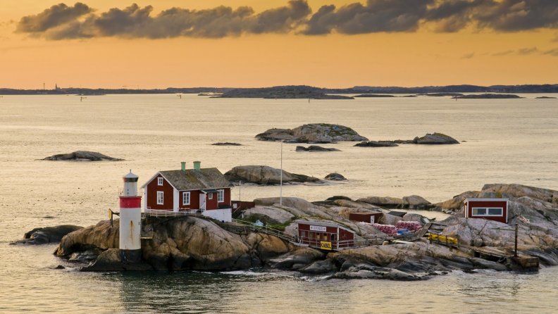 wonderful_little_lighthouse_in_sweden.jpg