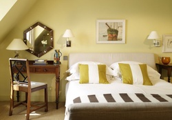 Yellow_color_in_a_bedroom