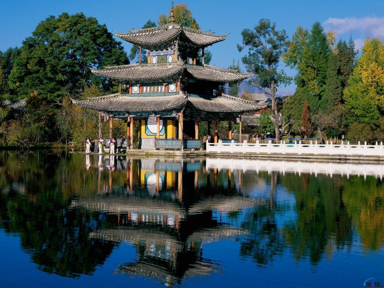chinese_palace_reflection_in_lake.jpg