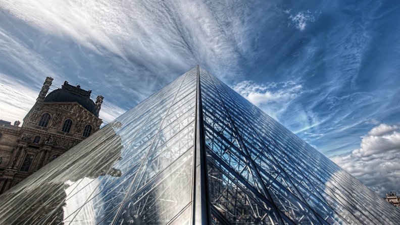 glass_pyramid_at_the_louvre_hdr.jpg