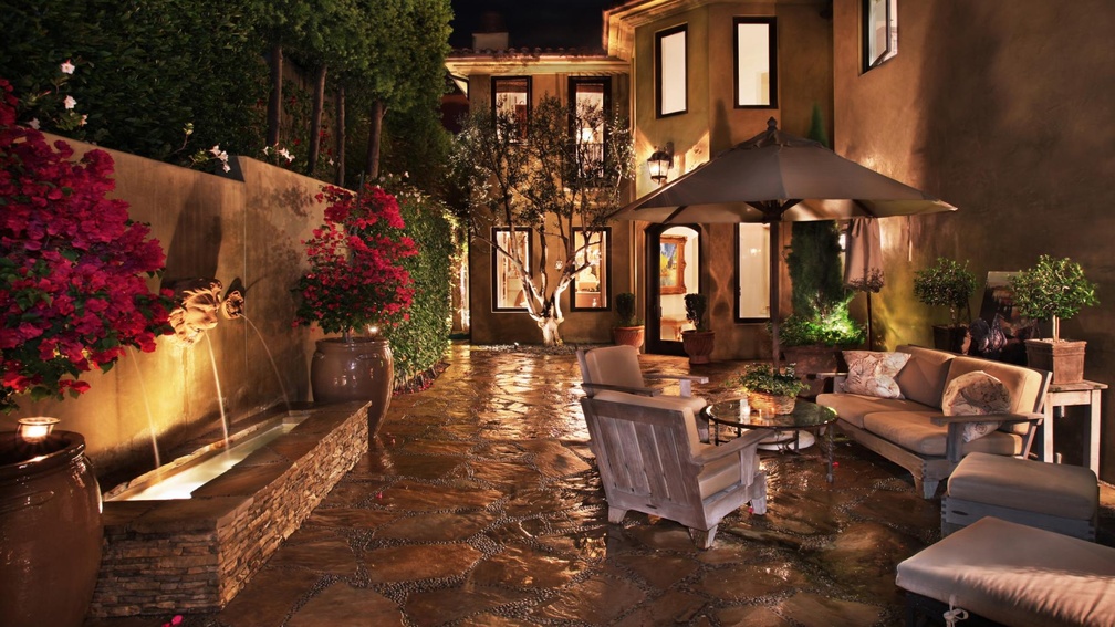 amazing luxurious courtyard