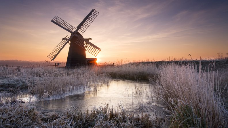 windmill_in_frosty_sunrise_in_suffolk_england.jpg