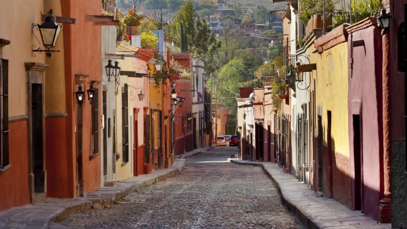narrow_street_in_mexico.jpg
