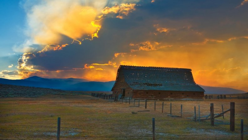 glorious_sunset_over_old_barn.jpg