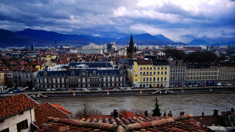 grenoble_on_the_rhone_river_under_french_alps.jpg