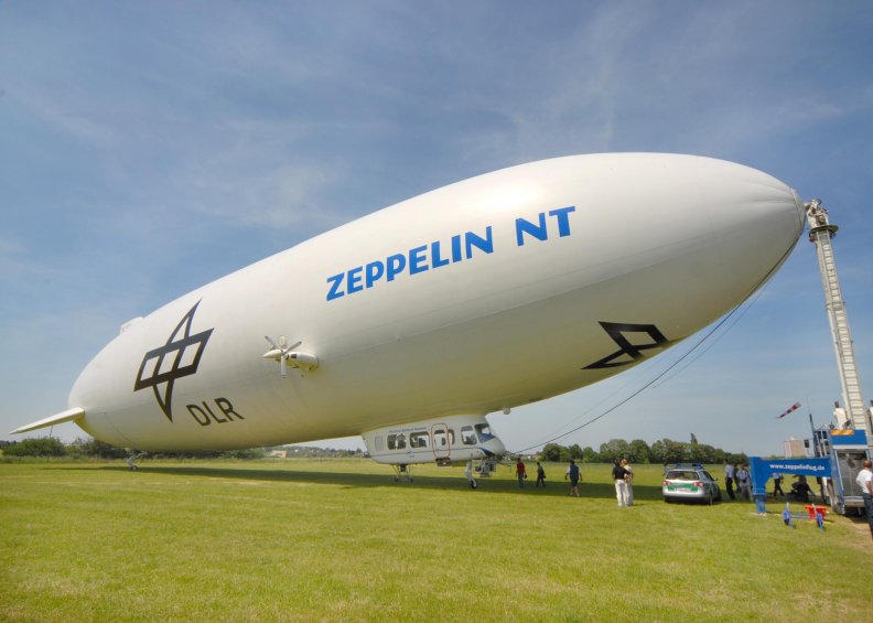 zeppelin_nt_on_a_mast_truck.jpg