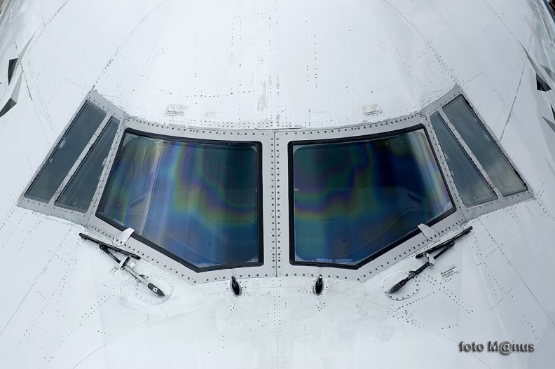 boeing_747_cockpit.jpg