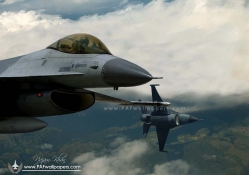 F_16_wingman_breaks_left
