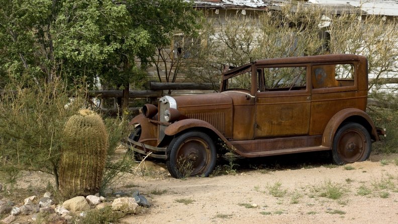 vintage_rusted_car_in_a_desert_town.jpg