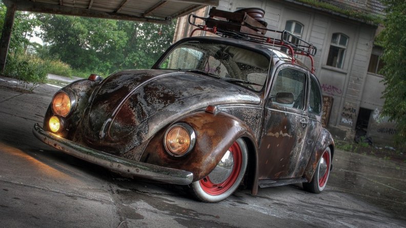 a well rusted vintage vw beetle