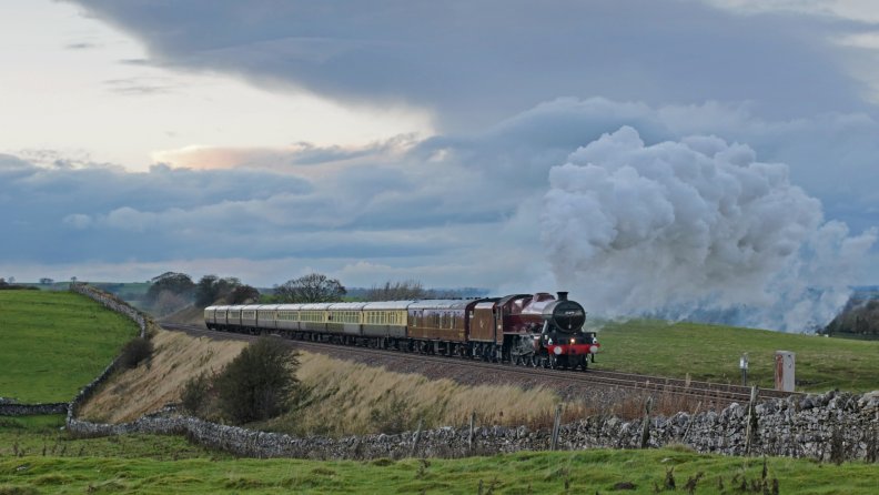 wonderful_steam_train_in_british_countryside.jpg
