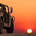 vehicule militare in desert