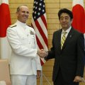 US Admiral Jonathan Greenert and Japanese Prime Minister Shinzo Abe