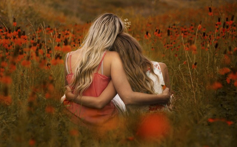 *** Girls in the meadow of poppies ***