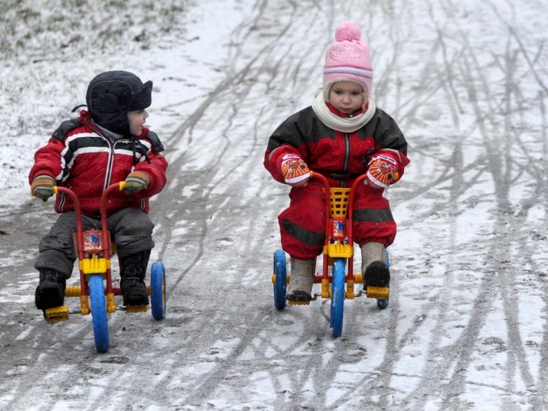 children_in_snow_minsk_belarus.jpg