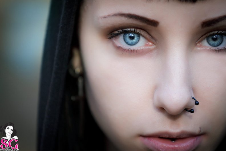 beautiful_goth_girl_eyes.jpg