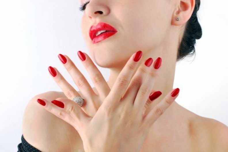 red_lips_and_manicure_croisy.jpg