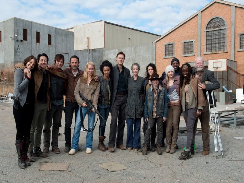 the_cast_of_the_walking_dead_goofing_off.jpg