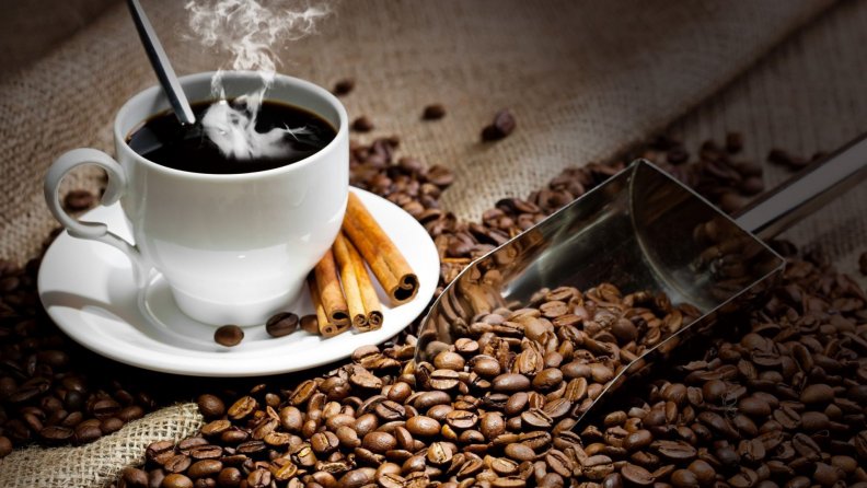 cup_of_coffee_and_cinnamon_sticks.jpg