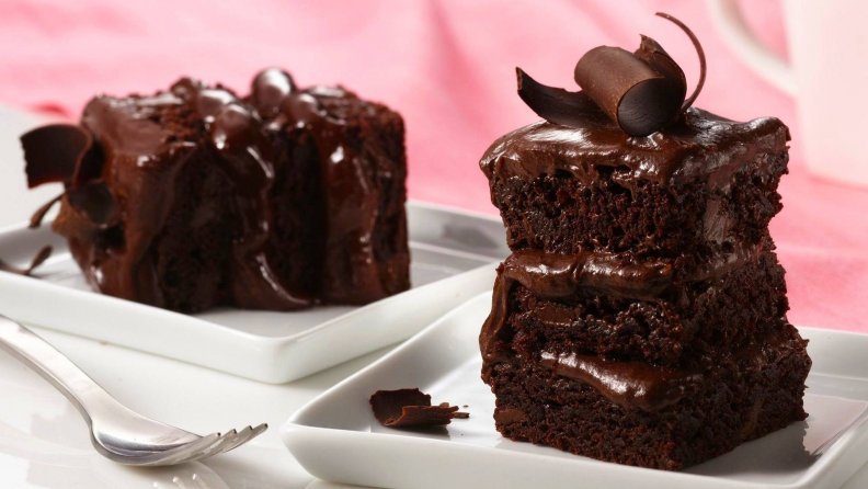 luscious_chocolate_cake.jpg