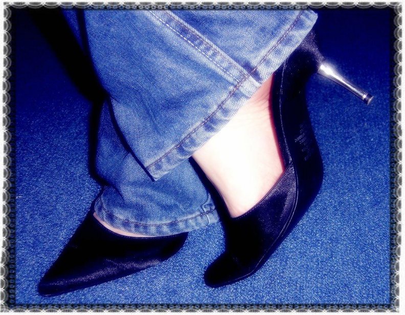 cross_legs_in_heels.jpg