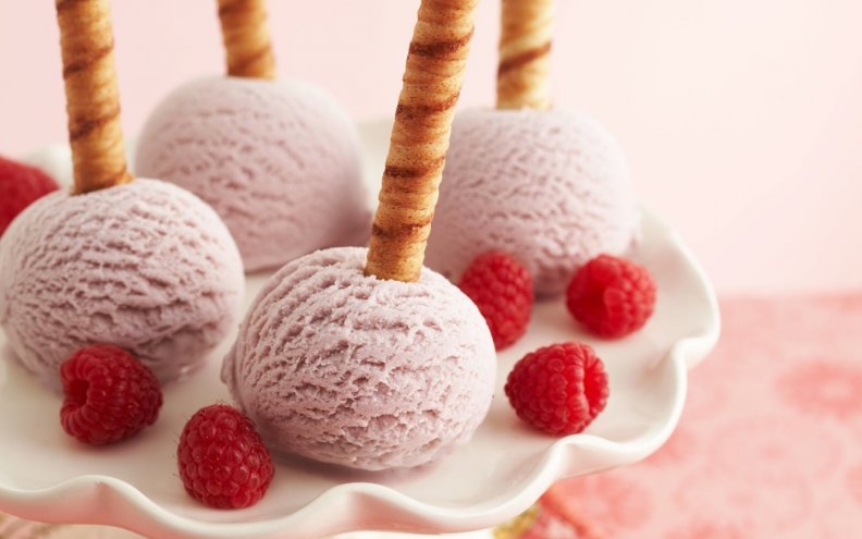 ice_cream_and_raspberries.jpg