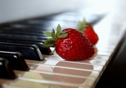*** Strawberry on the piano ***