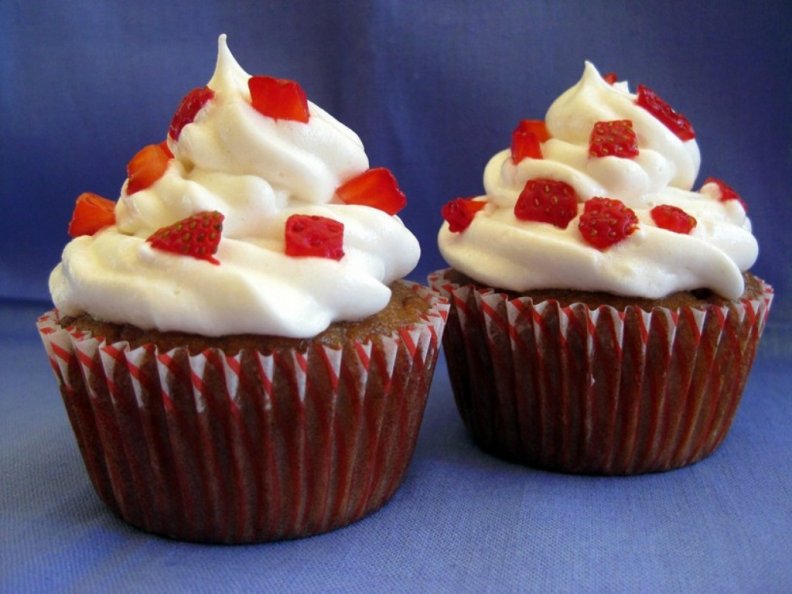 Strawberry and cream cupcakes