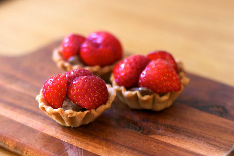 Strawberries and chocolate mini_tarts