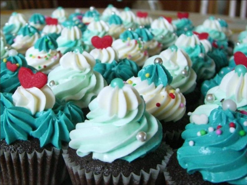 cupcakes_with_blue_cream_for_my_sweet_friend_talana.jpg