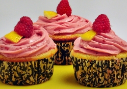 Raspberry and lemon cupcakes for Frank (immoral)