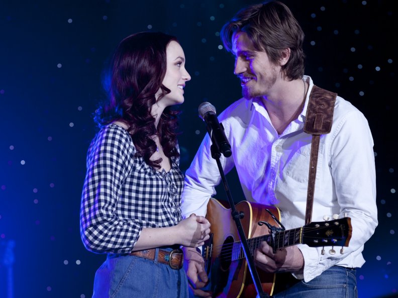 leighton_meester_and_garrett_hedlund_in_country_strong_movie.jpg