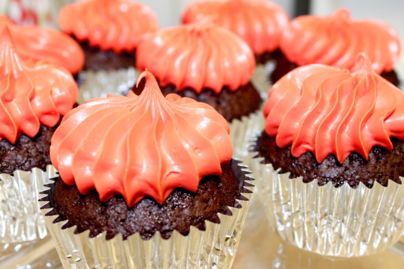 cupcakes_with_orange_cream.jpg