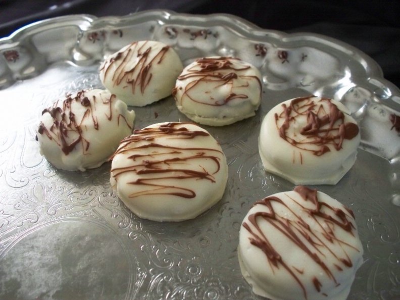 white_cookies_with_chocolate_syrup.jpg